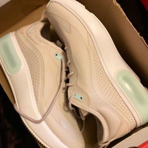 Women’s Nike air max dia